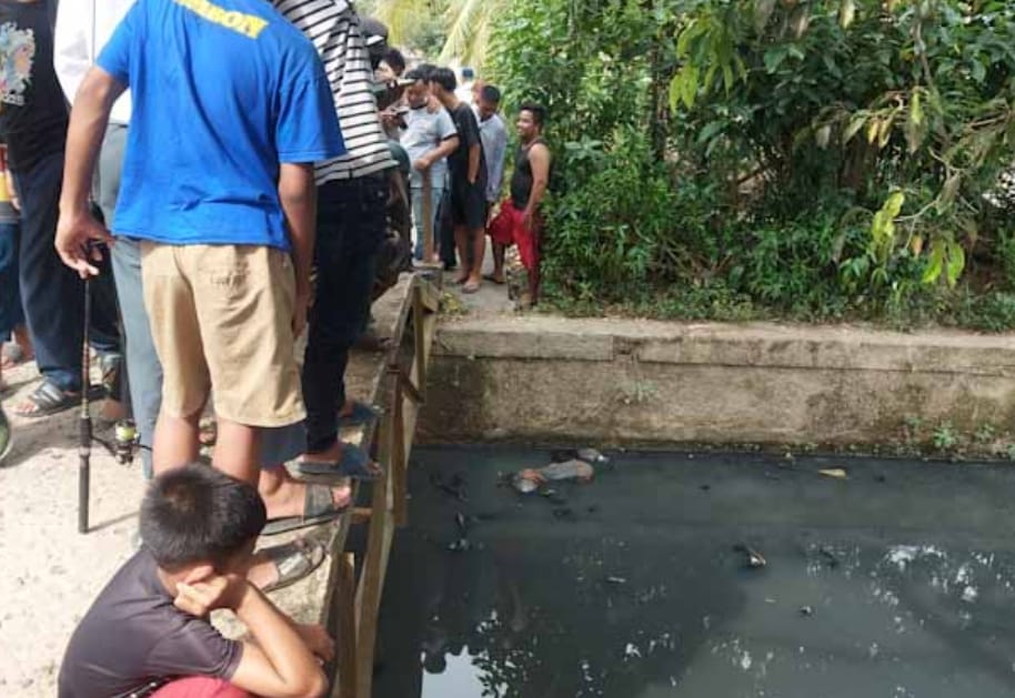 Mayat laki-laki ditemukan mengapung di retensi belakang PTC Palembang, Jumat (25/8/2023). Foto : Sumselheadline/Ela