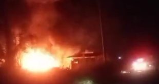 Api yang melahap gudang di Ketapati Palembang, Jumat (25/8/2023) subuh. Foto : screenshot medsos.
