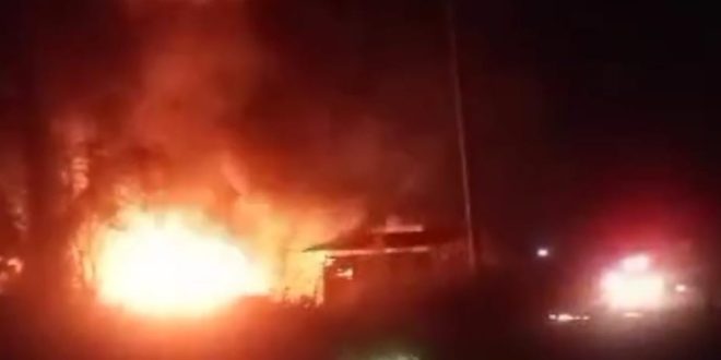 Api yang melahap gudang di Ketapati Palembang, Jumat (25/8/2023) subuh. Foto : screenshot medsos.