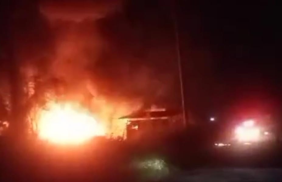 Api yang melahap gudang di Ketapati Palembang, Jumat (25/8/2023) subuh. Foto : screenshot medsos.