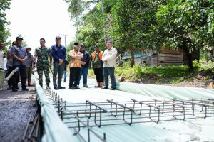 Pj Bupati Muba, Apriyadi meninjau langsung proses pembangunan jalan tembus Sekayu-Bandar Jaya, Jumat (25/8/2023). Foto : Dinkominfo Muba