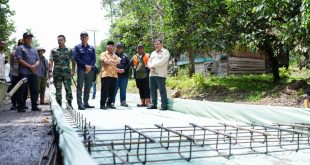 Pj Bupati Muba, Apriyadi meninjau langsung proses pembangunan jalan tembus Sekayu-Bandar Jaya, Jumat (25/8/2023). Foto : Dinkominfo Muba