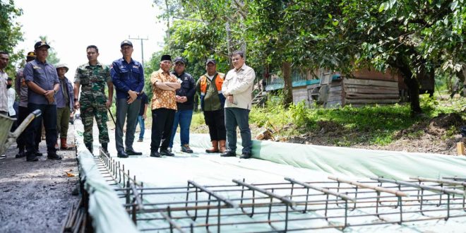 Pj Bupati Muba, Apriyadi meninjau langsung proses pembangunan jalan tembus Sekayu-Bandar Jaya, Jumat (25/8/2023). Foto : Dinkominfo Muba