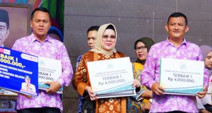 Ketua TP PKK Muba, Hj Asna Aini Apriyadi menerima piagam atas prestasi terbaik kategori pelaksana revitalisasi dasawisma pasa festival rempah di PTC, Sabtu (26/8/3023). Foto : Dinkominfo Muba