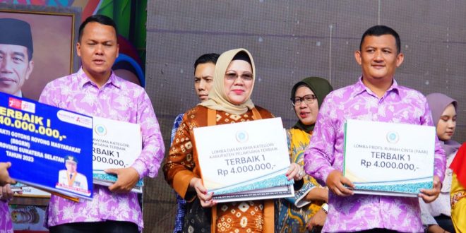 Ketua TP PKK Muba, Hj Asna Aini Apriyadi menerima piagam atas prestasi terbaik kategori pelaksana revitalisasi dasawisma pasa festival rempah di PTC, Sabtu (26/8/3023). Foto : Dinkominfo Muba