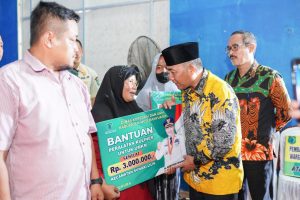 Pj Bupati Muba, Apriyadi menyerahkan bantuan UMKM kepada sejumlah UMKM dipusatkan di Desa Mekar Jadi Kec.Sungai Lilin, Minggu (27/8/2023). Foto : Dinkominfo Muba