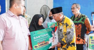 Pj Bupati Muba, Apriyadi menyerahkan bantuan UMKM kepada sejumlah UMKM dipusatkan di Desa Mekar Jadi Kec.Sungai Lilin, Minggu (27/8/2023). Foto : Dinkominfo Muba