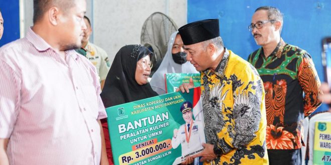 Pj Bupati Muba, Apriyadi menyerahkan bantuan UMKM kepada sejumlah UMKM dipusatkan di Desa Mekar Jadi Kec.Sungai Lilin, Minggu (27/8/2023). Foto : Dinkominfo Muba