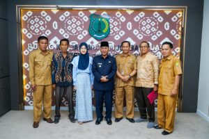 Pj Bupati Muba, Apriyadi menerima silaturahim mahasiswa asal Muba, Meri Agustin yang mendapat beasiswa kuliah di sebuah universitas ternama di Irlandia, Selasa (29/8/2023). Foto : Dinkominfo Muba