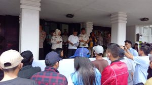 Sejumlah warga menggelar aksi di halaman Pemkot Palembang, Kamis (31/8/2023), menuntut pembongkaran ruko di kawasan jalan menuju TAA. Foto : Sumselheadline/pitria