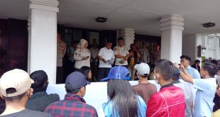 Sejumlah warga menggelar aksi di halaman Pemkot Palembang, Kamis (31/8/2023), menuntut pembongkaran ruko di kawasan jalan menuju TAA. Foto : Sumselheadline/pitria