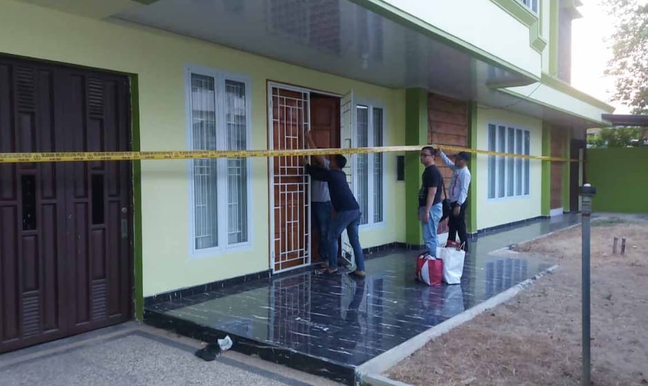 Rumah selebgram Palembang, APS dipasang garis polisi terkait jaringan narkoba internasional, Kamis (31/8/2023). Foto : Sumselheadline/Ela
