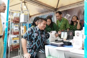 Gubernur Sumsel, Herman Deru mencoba salah satu peralatan medis di RSUD Siti Fatimah, Palembang, Rabu (2/8/2023). Foto : Humas Pemprov Sumsel.