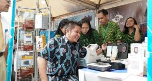 Gubernur Sumsel, Herman Deru mencoba salah satu peralatan medis di RSUD Siti Fatimah, Palembang, Rabu (2/8/2023). Foto : Humas Pemprov Sumsel.