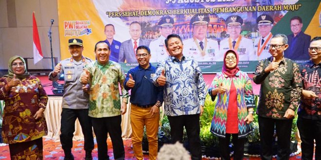 Gubernur Sumsel, Herman Deru bersama Walikota Lubuklinggau HN Prana Sohe dan Ketua PWI Sumsel, Firdaus Komar saat hadir di HPN dan Porseniwada, Sabtu (5/8/2023). Foto : Humas Pemprov Sumsel.