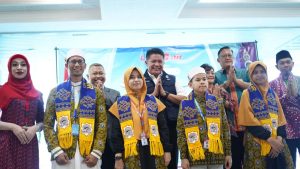 Gubernur Sumsel, Herman Deru melepas 433 jemaah umrah yang menggunakan Lion Air terbang langsung Palembang-Madina, Rabu (8/8/2023). Foto : Humas Pemprov Sumsel