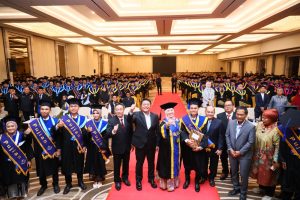 Gubernur Sumsel, Herman Deru bersama para wisudawan Poltek Akamigas di Swarna Dwipa, Kamis (24/8/2023). Foto : Humas Pemprov Sumsel