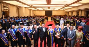 Gubernur Sumsel, Herman Deru bersama para wisudawan Poltek Akamigas di Swarna Dwipa, Kamis (24/8/2023). Foto : Humas Pemprov Sumsel