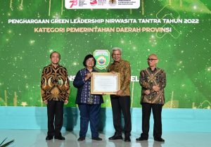 Wagub Sumsel Mawardi Yahya menerima piagam penghargaan dari Menteri Lingkungan Hidup atas prestasi di bidang pengelolaan lingkungan, Selasa (29/8/2023). Foto : Humas Pemprov Sumsel