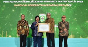 Wagub Sumsel Mawardi Yahya menerima piagam penghargaan dari Menteri Lingkungan Hidup atas prestasi di bidang pengelolaan lingkungan, Selasa (29/8/2023). Foto : Humas Pemprov Sumsel