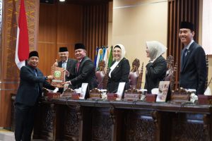 Gubernur Sumsel Herman Deru dan DPRD Sumsel menyetujui hasil badan anggaran tentang pembahasan dalam RAPBD TA 2024, Kamis (31/8/2023). Foto : Humas Pemprov Sumsel
