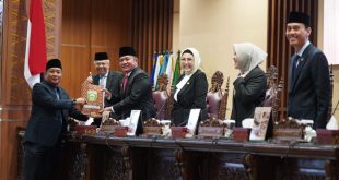 Gubernur Sumsel Herman Deru dan DPRD Sumsel menyetujui hasil badan anggaran tentang pembahasan dalam RAPBD TA 2024, Kamis (31/8/2023). Foto : Humas Pemprov Sumsel
