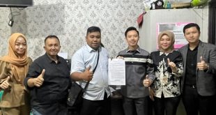 Didampingi pejabat Polda, masing-masing perwakilan JNE dan konsumen berdamai, Rabu (16/8/2023). Foto : Sumselheadline/Ela.