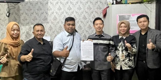 Didampingi pejabat Polda, masing-masing perwakilan JNE dan konsumen berdamai, Rabu (16/8/2023). Foto : Sumselheadline/Ela.