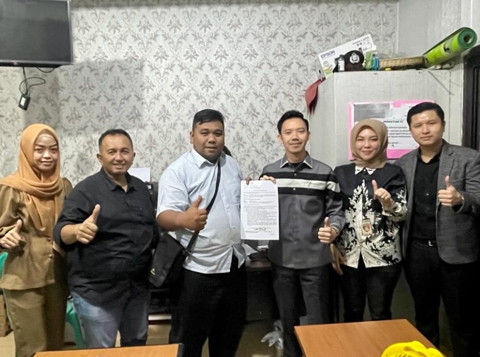 Didampingi pejabat Polda, masing-masing perwakilan JNE dan konsumen berdamai, Rabu (16/8/2023). Foto : Sumselheadline/Ela.