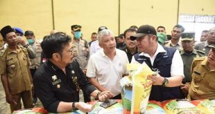 Gubernur Sumsel, Herman Deru mendampingi Mentan Syahrul Yasin Linpo meninjau gudang dan pabrik beras di Desa Pegayut, Ogan Ilir, Senin (7/8/2023). Foto : Humas Pemprov Sumsel