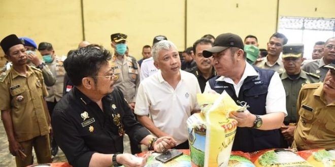 Gubernur Sumsel, Herman Deru mendampingi Mentan Syahrul Yasin Linpo meninjau gudang dan pabrik beras di Desa Pegayut, Ogan Ilir, Senin (7/8/2023). Foto : Humas Pemprov Sumsel