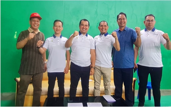 Ketum PBSI Sumsel, Amrullah bersama pengurus inti saat jumpa pers tentang rencana pemilihan ketua baru PBSI Sumsel di GOR Semen Baturaja, Minggu (13/8/2023). Foto : Sumselheadline/Edi
