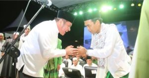 Gubernur Sumsel, Herman Deru menyambut kehadiran ustaz Abdul Somad yang mengisi tausiah akbar di pelataran BKB Palembang, Kamis (24/8/2023) malam. Foto : Humas Pemprov Sumsel