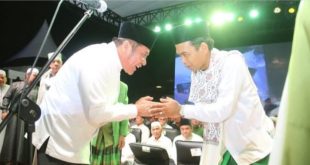 Gubernur Sumsel, Herman Deru menyambut kehadiran ustaz Abdul Somad yang mengisi tausiah akbar di pelataran BKB Palembang, Kamis (24/8/2023) malam. Foto : Humas Pemprov Sumsel
