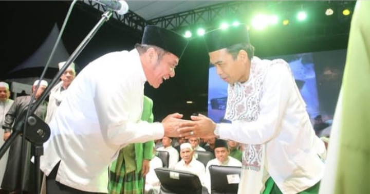 Gubernur Sumsel, Herman Deru menyambut kehadiran ustaz Abdul Somad yang mengisi tausiah akbar di pelataran BKB Palembang, Kamis (24/8/2023) malam. Foto : Humas Pemprov Sumsel