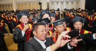 Gubernur Sumsel, Herman Deru selfi bersama wisudawan Unpal di The Sultan Convention, Palembang, Sabtu (26/8/2023). Foto : Humas Pemprov Sumsel