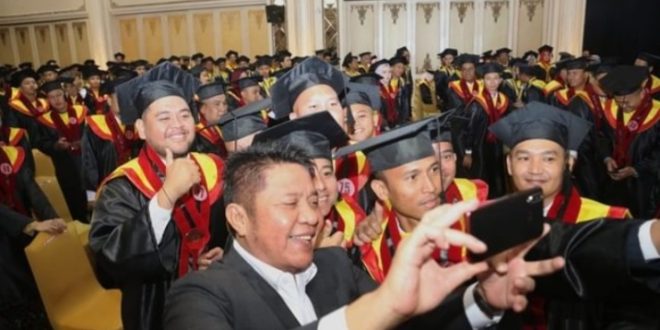 Gubernur Sumsel, Herman Deru selfi bersama wisudawan Unpal di The Sultan Convention, Palembang, Sabtu (26/8/2023). Foto : Humas Pemprov Sumsel