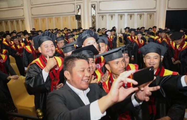 Gubernur Sumsel, Herman Deru selfi bersama wisudawan Unpal di The Sultan Convention, Palembang, Sabtu (26/8/2023). Foto : Humas Pemprov Sumsel