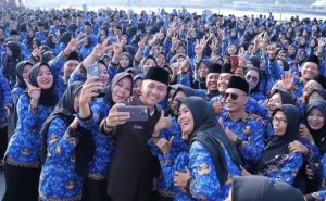 Sekda Palembang, Ratu Dewa selfie bersama ribuan PPPK usai pelantikan di BKB, Selasa (29/8/2023). Foto : Dok Sumselheadline