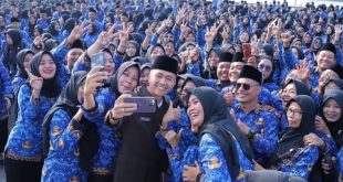Sekda Palembang, Ratu Dewa selfie bersama ribuan PPPK usai pelantikan di BKB, Selasa (29/8/2023). Foto : Dok Sumselheadline