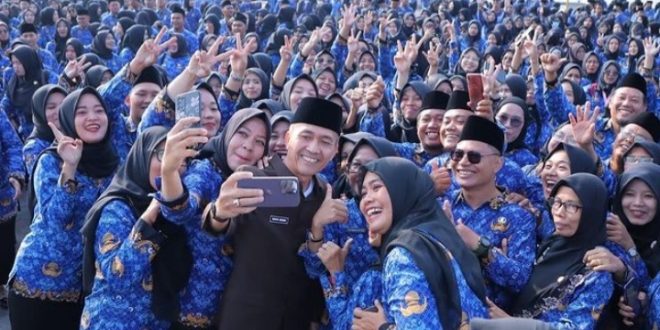 Sekda Palembang, Ratu Dewa selfie bersama ribuan PPPK usai pelantikan di BKB, Selasa (29/8/2023). Foto : Dok Sumselheadline