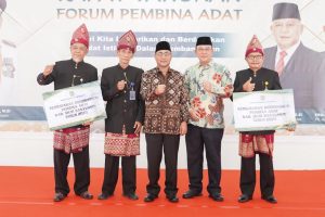 Pj Bupati Muba, Apriyadi bersama anggota Forum Ketua Adat Kabupaten Muba, Kamis (9/8/2023). Foto : Dinkominfo Muba.