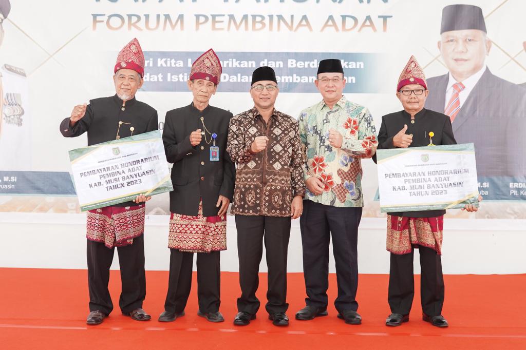 Pj Bupati Muba, Apriyadi bersama anggota Forum Ketua Adat Kabupaten Muba, Kamis (9/8/2023). Foto : Dinkominfo Muba.