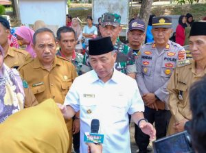 Pj Bupati Muba, Apriyadi saat diwawancarai wartawan di Sekayu, Senin (28/8/2023). Foto : Dinkominfo Muba.