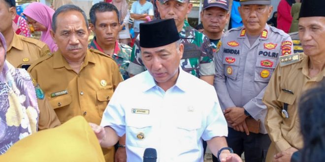 Pj Bupati Muba, Apriyadi saat diwawancarai wartawan di Sekayu, Senin (28/8/2023). Foto : Dinkominfo Muba.