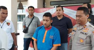 Raja, tersangka pencuri gereobak bakso, yang ditangkap polisi, Senin (21/8/2023). Foto : Sumselheadline/Ela