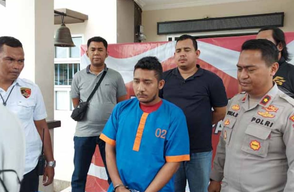 Raja, tersangka pencuri gereobak bakso, yang ditangkap polisi, Senin (21/8/2023). Foto : Sumselheadline/Ela