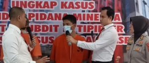 Tersangka (50) warga OKI dan SY (35) warga Ogan Ilir ditangkap Didkrimsus Polda Sumsel. Senin (28/8/2023). Foto : Sumselheadline/Ela.