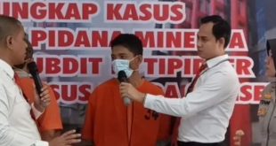 Tersangka (50) warga OKI dan SY (35) warga Ogan Ilir ditangkap Didkrimsus Polda Sumsel. Senin (28/8/2023). Foto : Sumselheadline/Ela.