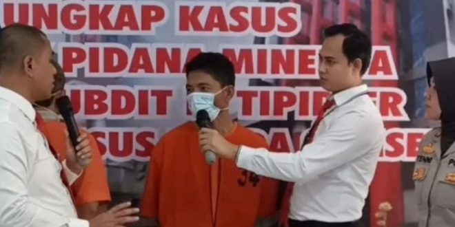 Tersangka (50) warga OKI dan SY (35) warga Ogan Ilir ditangkap Didkrimsus Polda Sumsel. Senin (28/8/2023). Foto : Sumselheadline/Ela.